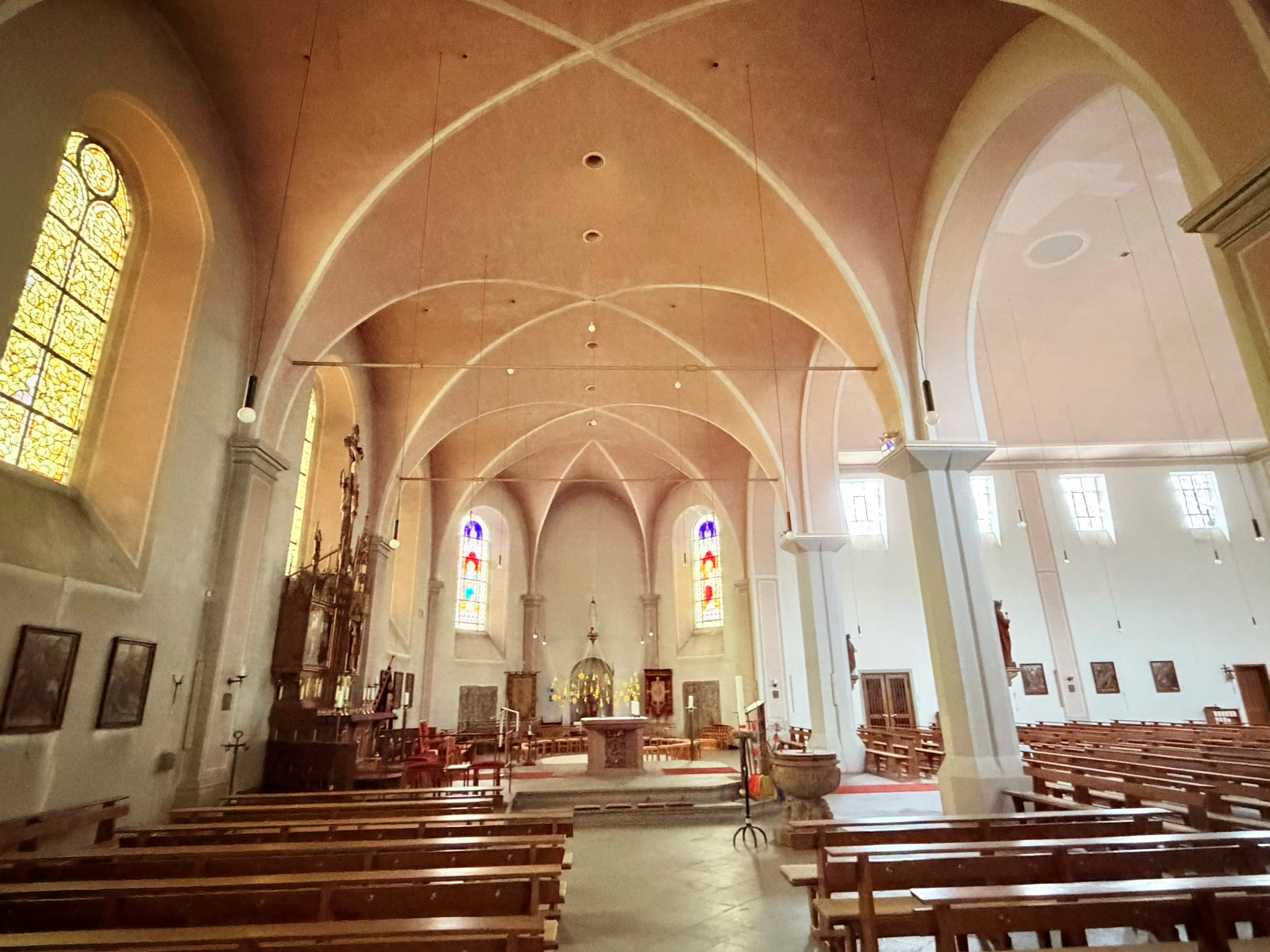 Blick durch das Kirchenschiff zum Altar