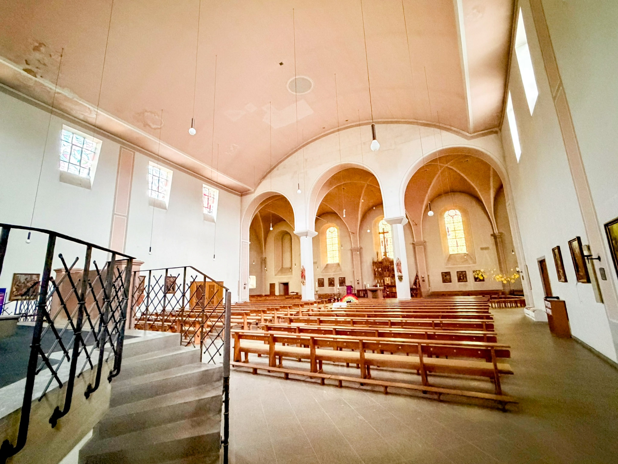 Innenraum der Kirche, Blick vom Eingang zum Altar
