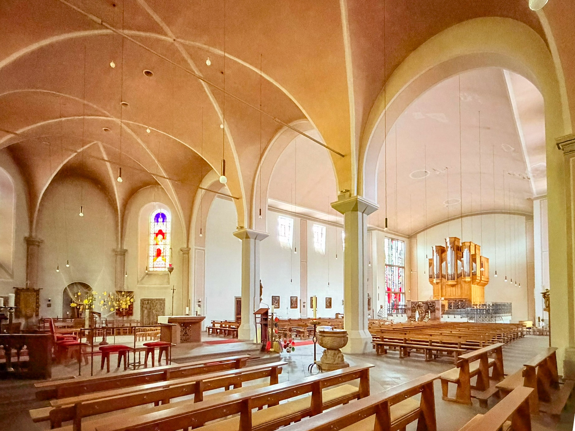 Blick zur Orgel im Kirchenschiff