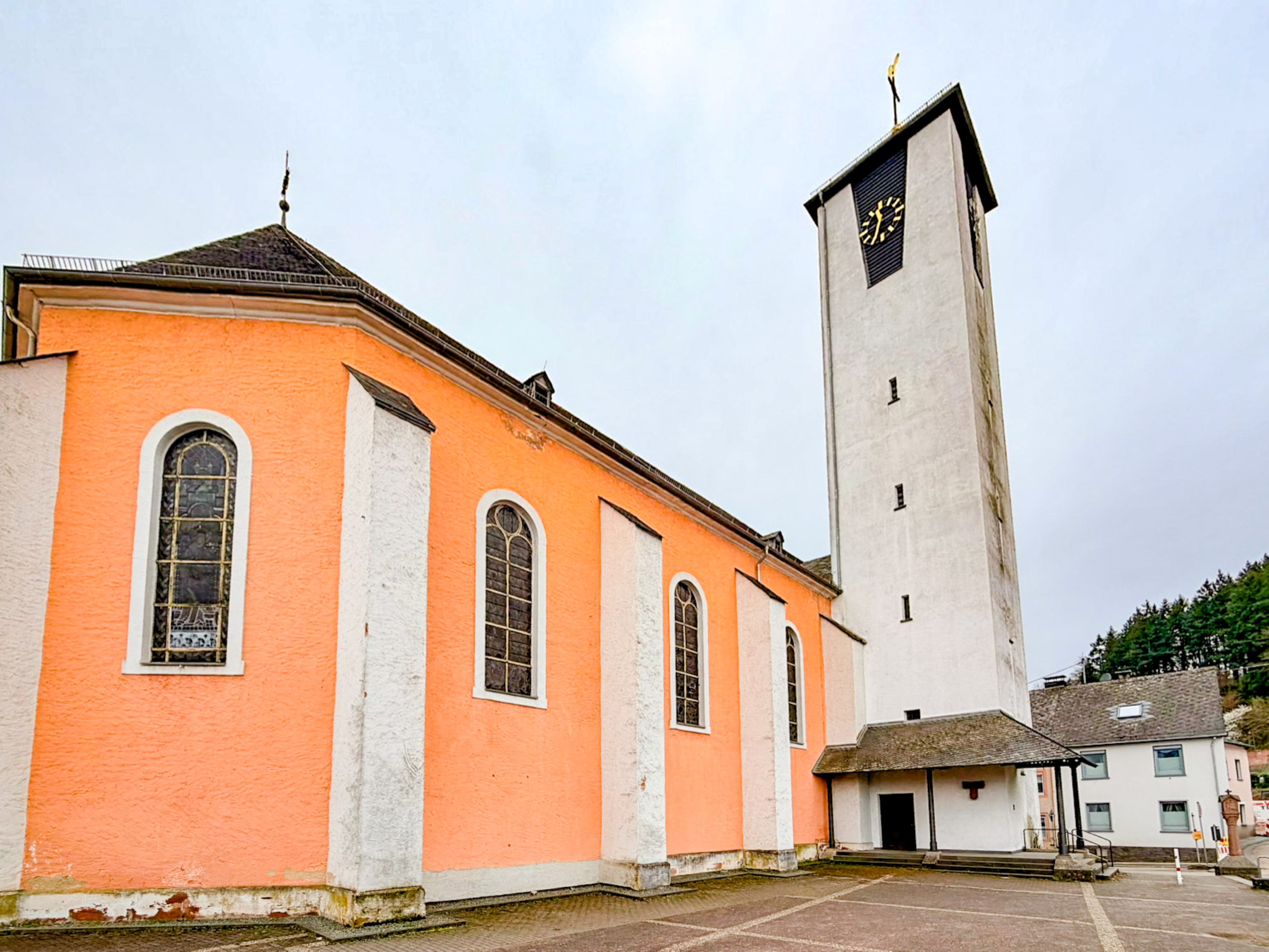 Seitenansicht der Kirche mit Kirchturm